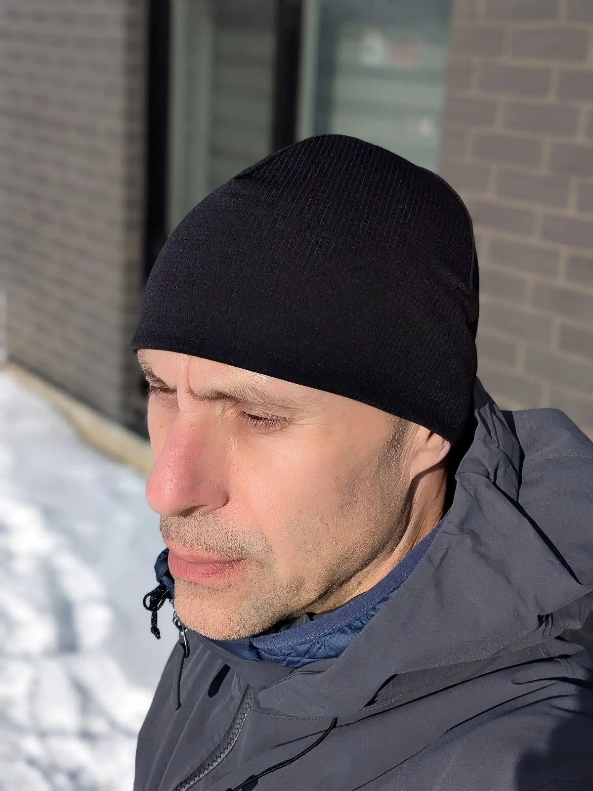 Model wearing the ultra-performance beanie designed for demanding outdoor activities and high-intensity training. Polartec Power Dry fabric moves moisture away from the skin, while the Alpha Direct lining ensures lightweight, breathable warmth. Perfect for athletes seeking comfort, sweat control, and thermal regulation during intense efforts.